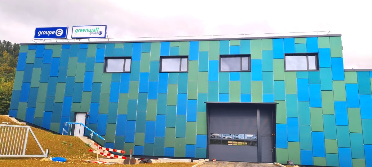 Kromatix BiPV Fassade Farbige Kromatix PV an einer industrie Fassade